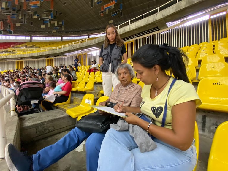Las familias se reunieron en el Coliseo del Pueblo.