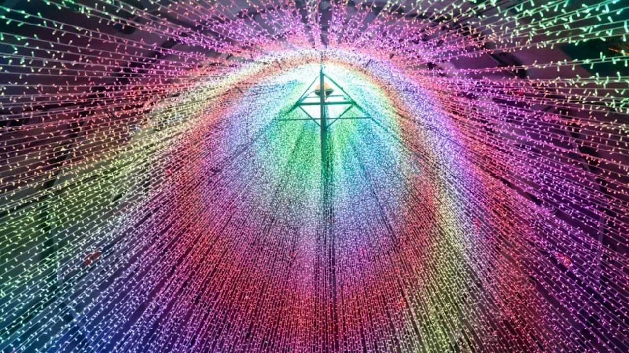 Miles de luces LED en el interior del árbol crean una experiencia inmersiva tipo caleidoscopio que cautiva a visitantes y familias que recorren el alumbrado navideño.