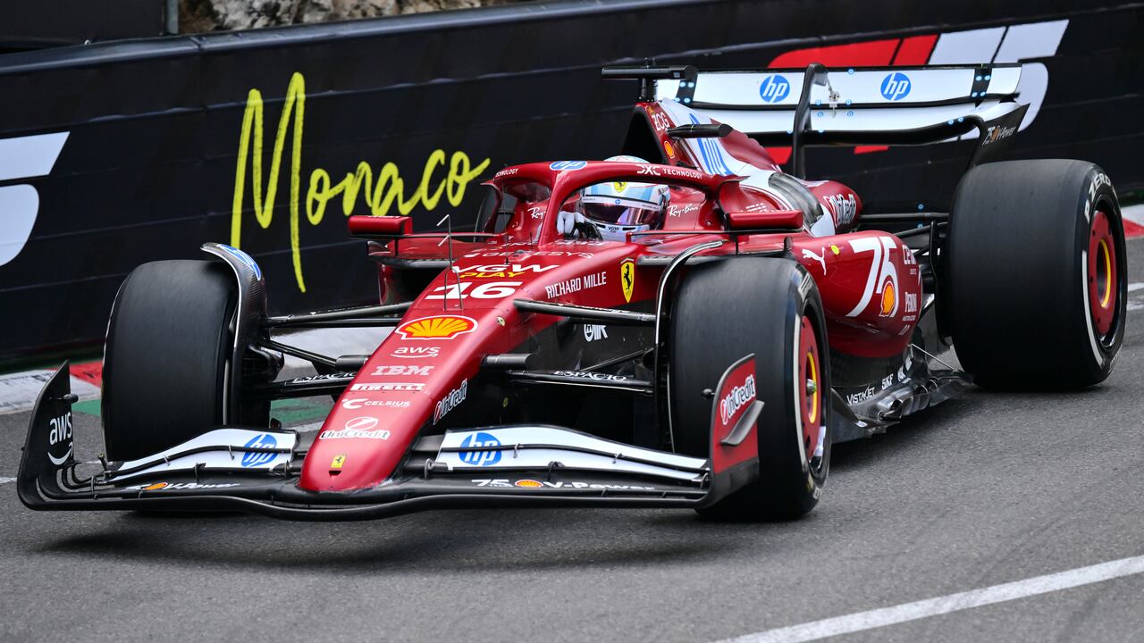 El piloto monegasco de Ferrari, Charles Leclerc, conduce durante la segunda sesión de prácticas para el Gran Premio de Mónaco de Fórmula Uno.