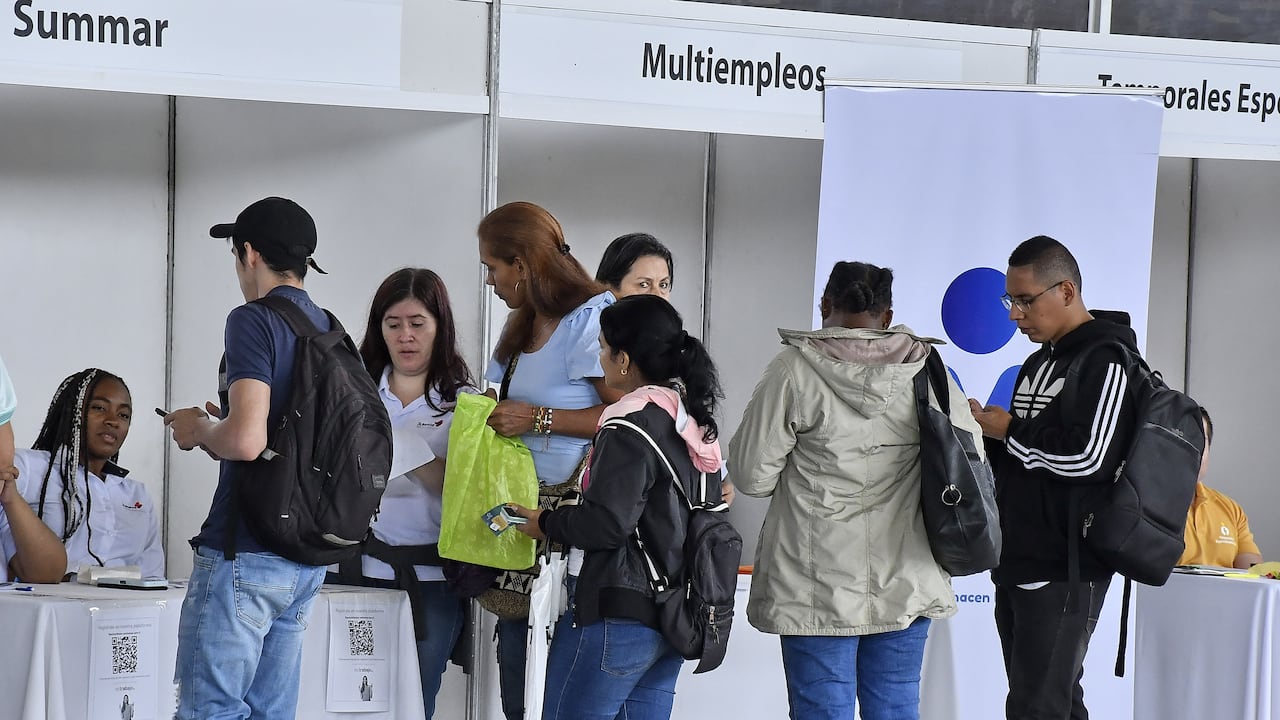 La Feria de Empleo ‘Más Empleos Cali’ reunió a empresas de sectores clave como transporte, seguridad, comercio, salud y atención al cliente, ofreciendo 1500 vacantes para facilitar el acceso a empleo formal en la ciudad. Fotos Raúl Palacios / El Pais.