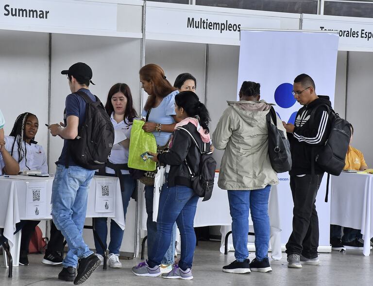 La Feria de Empleo ‘Más Empleos Cali’ reunió a empresas de sectores clave como transporte, seguridad, comercio, salud y atención al cliente, ofreciendo 1500 vacantes para facilitar el acceso a empleo formal en la ciudad. Fotos Raúl Palacios / El Pais.
