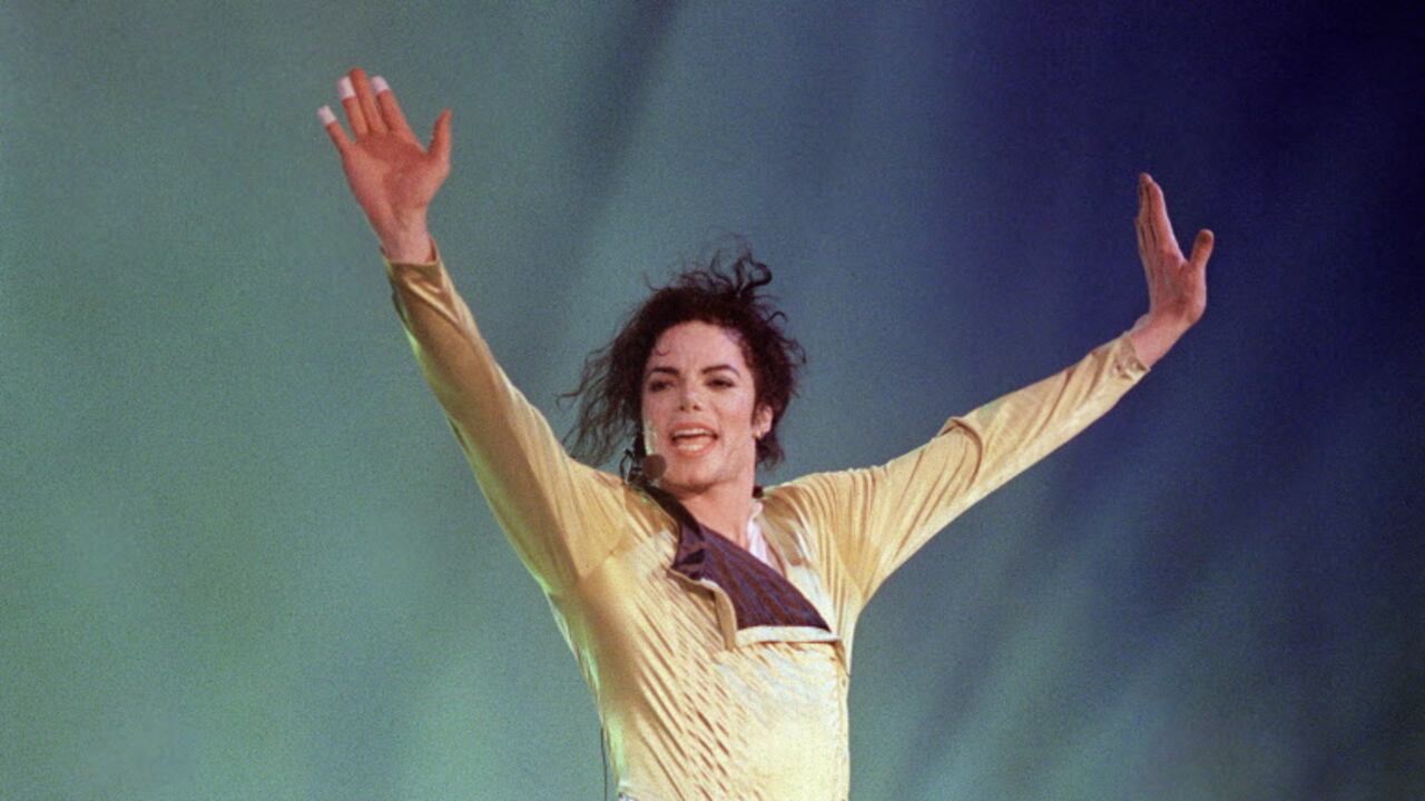 El artista pop estadounidense Michael Jackson actuó ante un público estimado de 60.000 personas en Brunéi el 16 de julio de 1996.