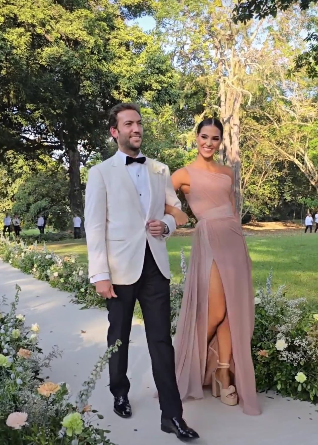 Martín Santos, entró en compañía de Valentina Tafur, hermana de la novia.
Foto tomada de las redes sociales