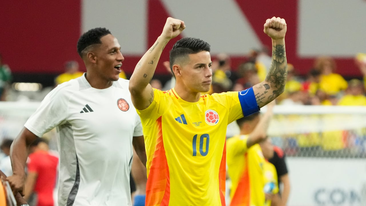 Colombia's James Rodriguez, center, and Yerry Mina celebrate after beating 5-0 Panama during a Copa America quarterfinal soccer match in Glendale, Ariz., Saturday, July 6, 2024. (AP Photo/Rick Scuteri)