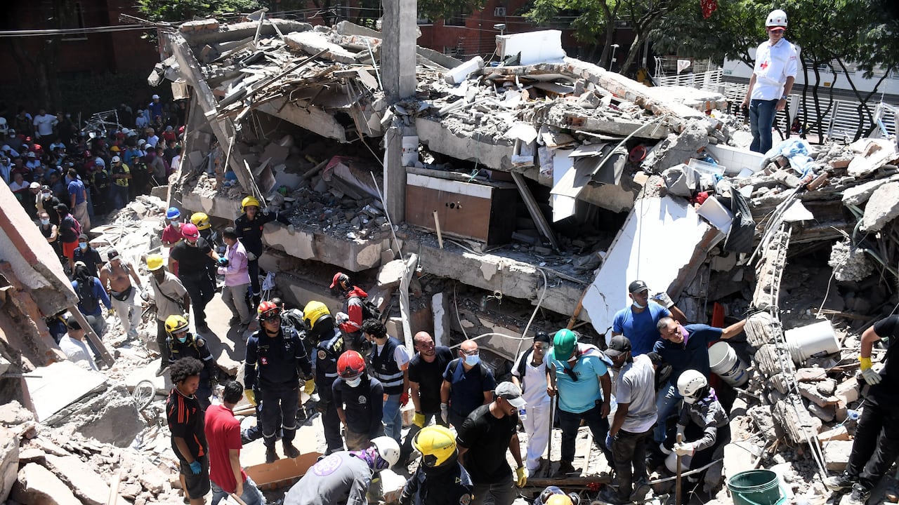 Terremoto en Cali, edificio Torres del Limonar en el sur de la ciudad, con magnitud 7.2 de escala de Richter, epicentro en San José del Palmar en Choco, Foto José L Guzmán. El País.
