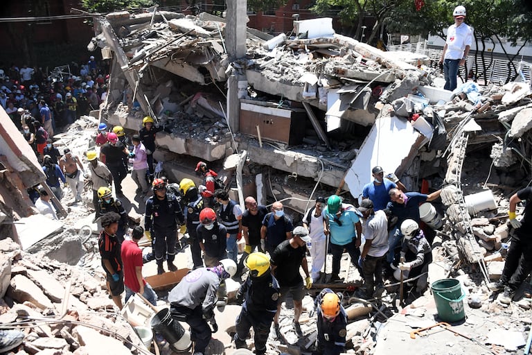 Terremoto en Cali, edificio Torres del Limonar en el sur de la ciudad, con magnitud 7.2 de escala de Richter, epicentro en San José del Palmar en Choco, Foto José L Guzmán. El País.