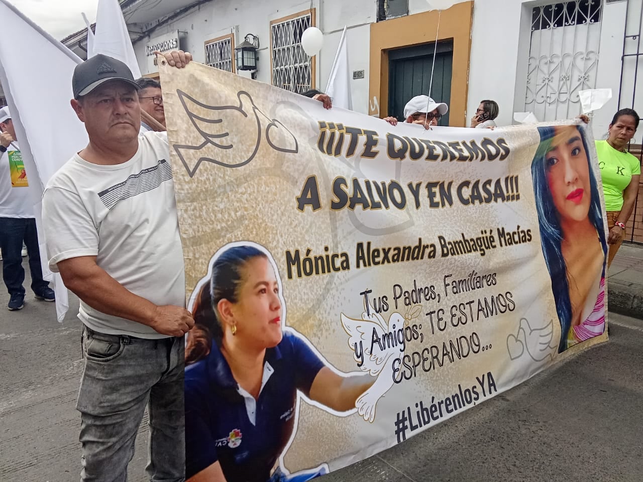 Nueve funcionarios y contratistas fueron secuestrados por las disidencias de las Farc en Cauca. Familiares y amigos realizan marcha en Popayán para pedir por su liberación.