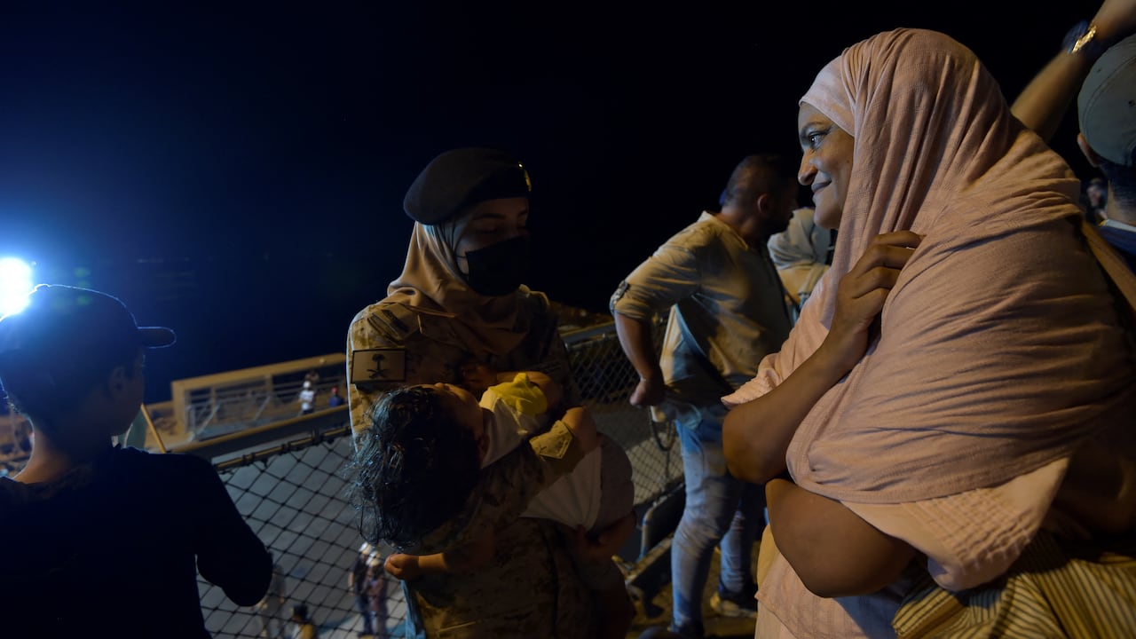 Más de 300 personas han muerto desde los combates. estalló el 15 de abril entre las fuerzas leales al jefe del ejército de Sudán, Abdel Fattah al-Burhan, y su adjunto, Mohamed Hamdan Daglo, quien comanda las Fuerzas de Apoyo Rápido paramilitares.