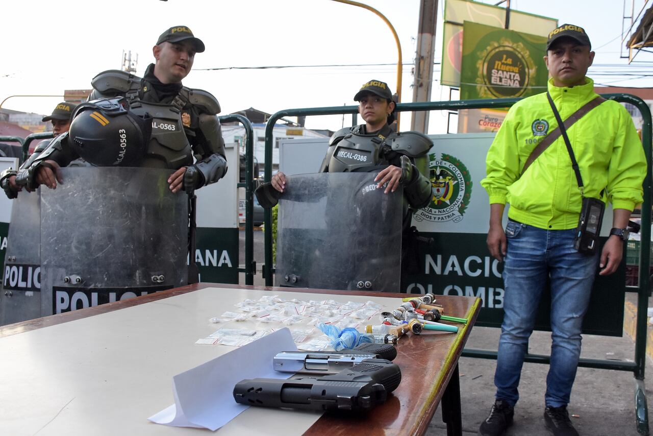 La Secretaría de Seguridad y Justicia y La Policía Metropolitana de Cali Con más de 200 uniformados se tomaron la galería se Santa Elena para contrarrestar los delitos de extorsión, microtráfico y otros flagelos que afectan esta plaza de mercado.