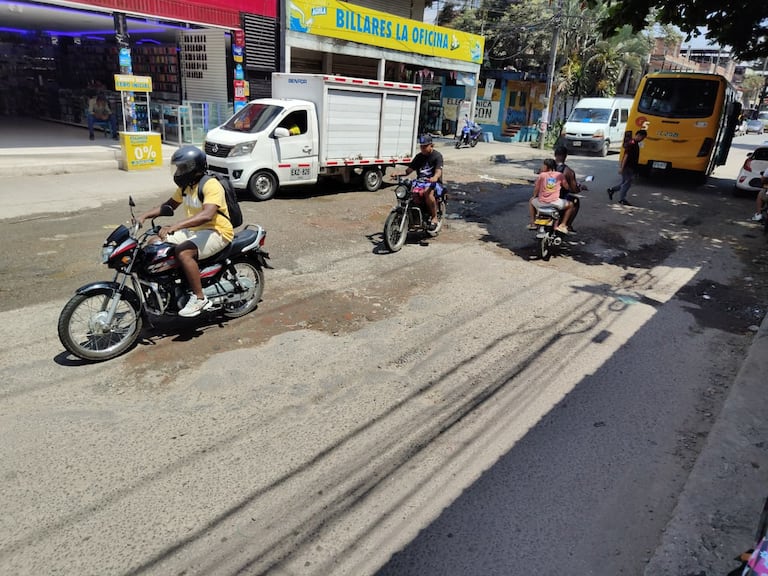 El deterioro de la vía en Decepaz, reportado por residentes a El País, estaría generando polvo constante que afecta la salud y la actividad comercial.