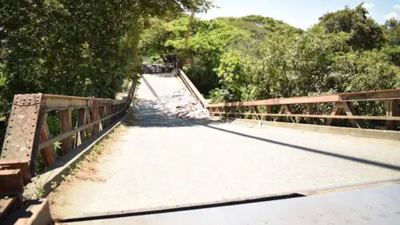 El puente Mariano Ospina Pérez, entre La Unión y La Victoria, tendrá que ser demolido .