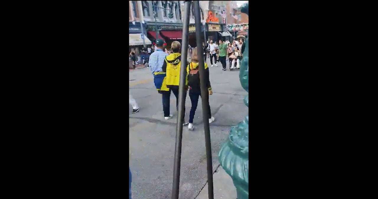 “Esto pasó con mi hija en un parque en la Florida, EE. UU, al que fue mi hija con su familia. Así la trató una señora colombiana de derechas”, posteó Petro.