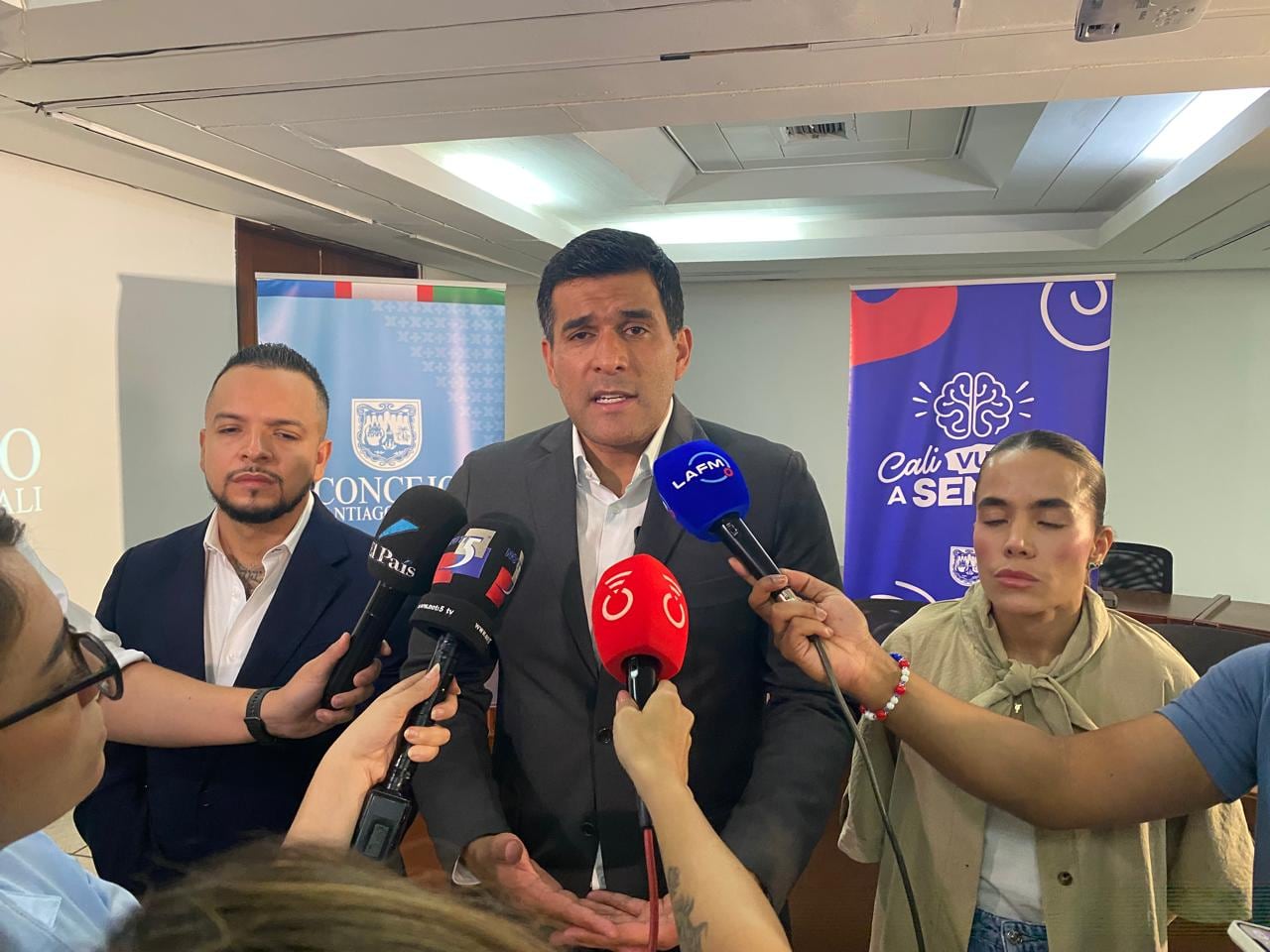 El abogado Julián Quintana Torres, apoderado de los concejales Daniella Plaza y Andrés Escobar, anunció acciones legales tras denunciar un presunto pago de dinero para afectar el nombre y la reputación de sus representados.