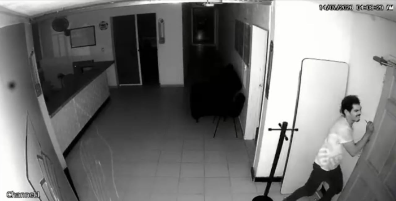 Las cámaras de seguridad permitieron establecer que los delincuentes ingresaron en dos ocasiones al inmueble y se llevaron equipos de trabajo, dinero en efectivo y discos duros.