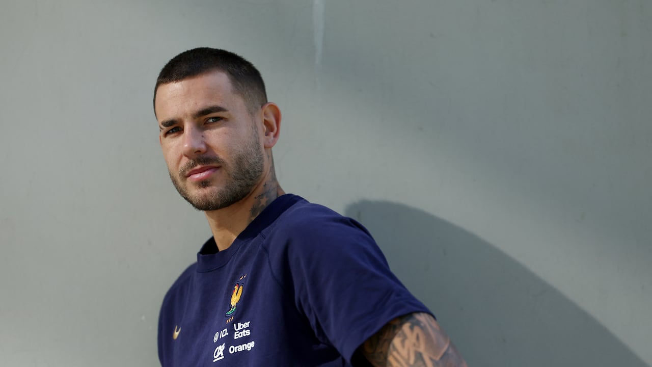 El defensa número 21 de Francia, Lucas Hernández, posa después de asistir a una conferencia de prensa como parte de los preparativos para los próximos partidos de clasificación europea del Grupo D de la Copa Mundial de la FIFA 2026, en el campo de entrenamiento del equipo en Clairefontaine-en-Yvelines, al suroeste de París, el 7 de octubre de 2025. (Foto de FRANCK FIFE / AFP)