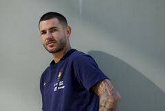 El defensa número 21 de Francia, Lucas Hernández, posa después de asistir a una conferencia de prensa como parte de los preparativos para los próximos partidos de clasificación europea del Grupo D de la Copa Mundial de la FIFA 2026, en el campo de entrenamiento del equipo en Clairefontaine-en-Yvelines, al suroeste de París, el 7 de octubre de 2025. (Foto de FRANCK FIFE / AFP)