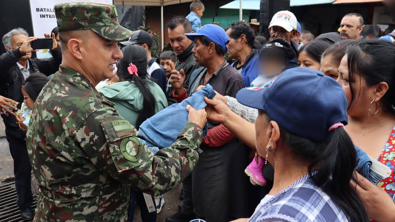 Los militares llevan alegría a la plaza de mercado del Barrio Bolívar, entregando ropa, calzado y kits de higiene, y compartiendo con la comunidad, lo que mejoró la percepción de seguridad y bienestar, según un administrador de la plaza.