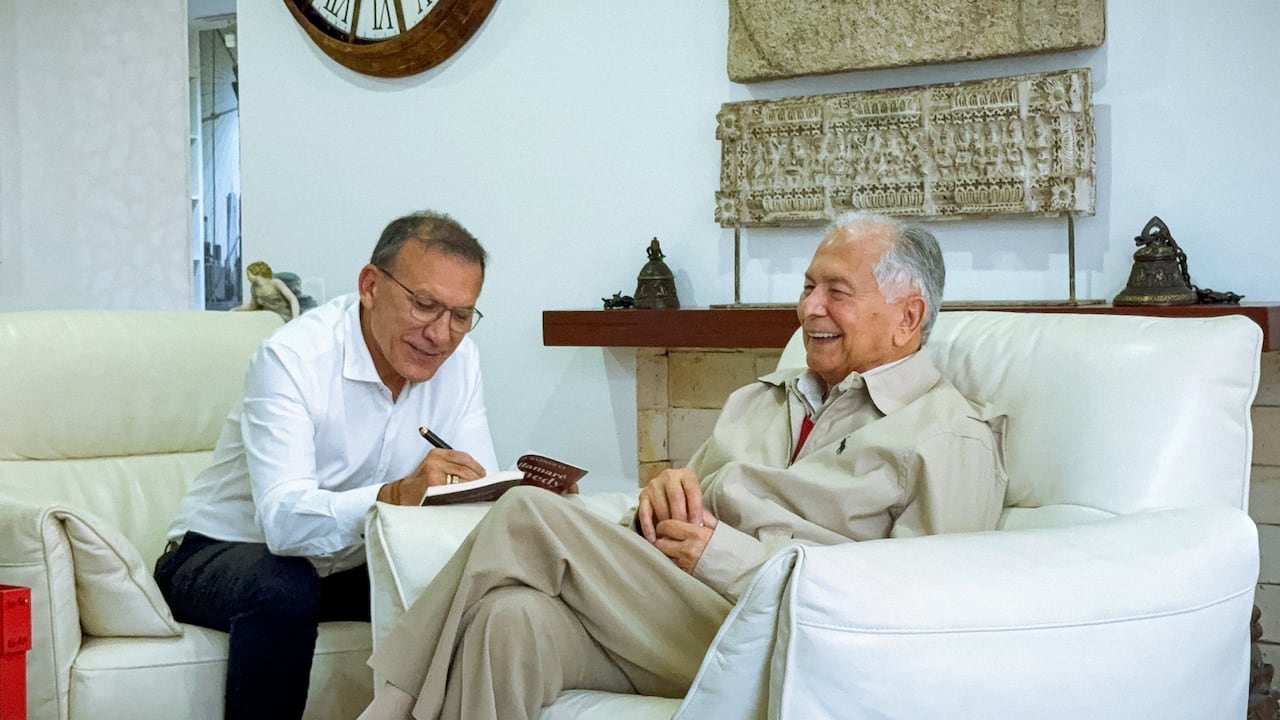 Roy Barreras y Gustavo Petro Sierra mantuvieron una conversación.