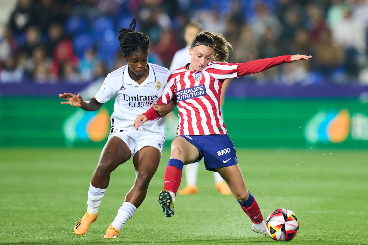 LEGANES, ESPAÑA - 27 DE MAYO: Linda Caicedo del Real Madrid se duele por el balón con Eva Navarro del Atlético de Madrid durante el partido final de la Copa de la Reina entre el Real Madrid y el Atlético de Madrid en el Estadio Municipal de Butarque el 27 de mayo de 2023 en Leganes , España. (Foto de Ángel Martínez/Getty Images)