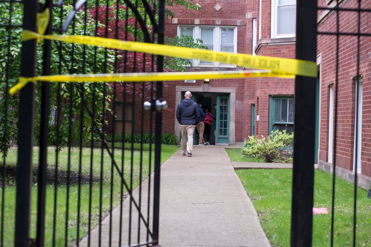 Agentes del FBI están estableciendo un cordón policial en la entrada del edificio después de que agentes del FBI realizaran un allanamiento en la residencia de Elias Rodríguez, en Chicago, sospechoso del asesinato a tiros de dos empleados de la Embajada de Israel frente al Museo Judío Capital en Washington, D.C., el 22 de mayo de 2025.