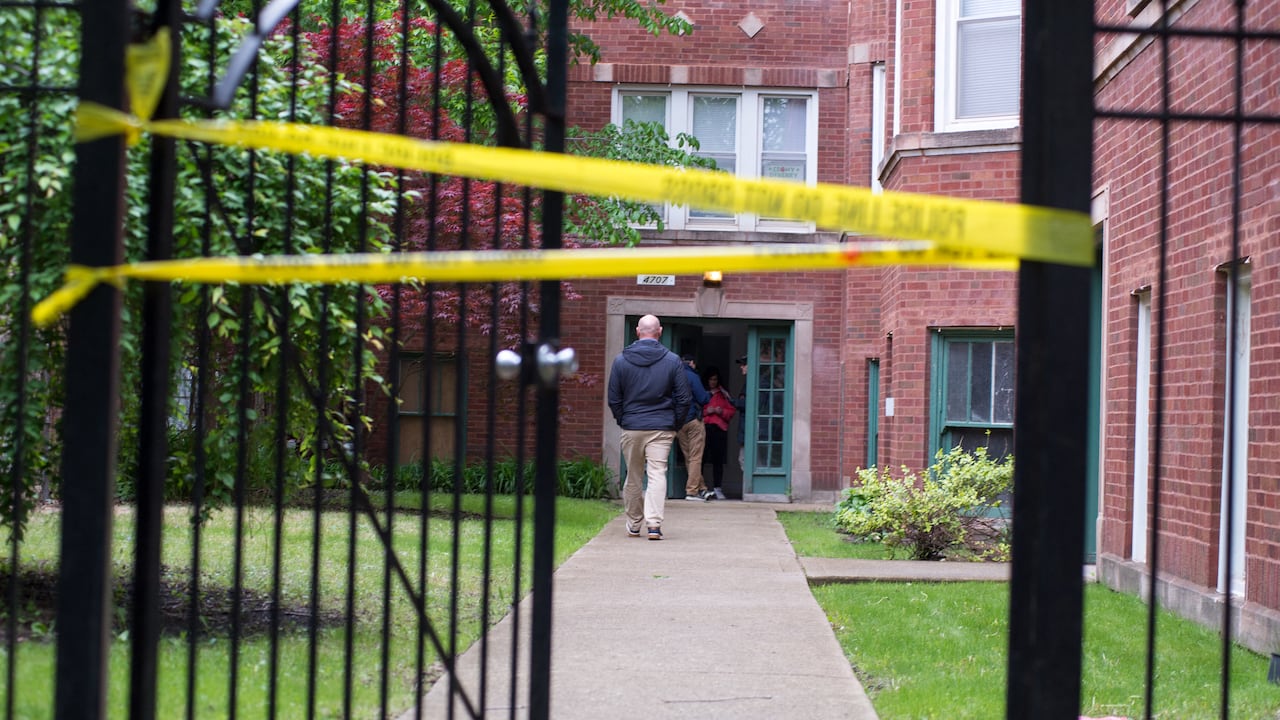 Agentes del FBI están estableciendo un cordón policial en la entrada del edificio después de que agentes del FBI realizaran un allanamiento en la residencia de Elias Rodríguez, en Chicago, sospechoso del asesinato a tiros de dos empleados de la Embajada de Israel frente al Museo Judío Capital en Washington, D.C., el 22 de mayo de 2025.