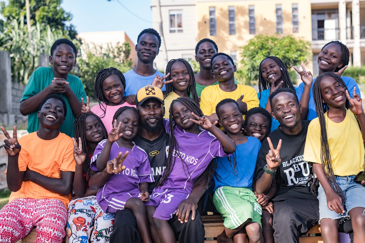 Dauda Kavuma es el profesor que se ha ganado el reconocimiento internacional por su labor educativa y artística con menores de Uganda. (Photo by Badru KATUMBA / AFP)