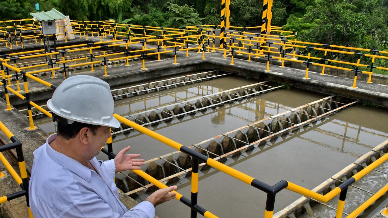 Se intensifica el tratamiento para el agua potable en la plata de puerto mallarino por aumento de su cause por las lluvias de estos días en Cali. Fotos Raúl Palacios / El País / 22 de Abril del 2023 Cali.