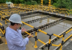 Se intensifica el tratamiento para el agua potable en la plata de puerto mallarino por aumento de su cause por las lluvias de estos días en Cali. Fotos Raúl Palacios / El País / 22 de Abril del 2023 Cali.