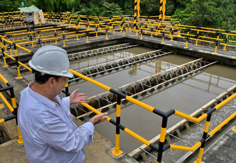 Se intensifica el tratamiento para el agua potable en la plata de puerto mallarino por aumento de su cause por las lluvias de estos días en Cali. Fotos Raúl Palacios / El País / 22 de Abril del 2023 Cali.