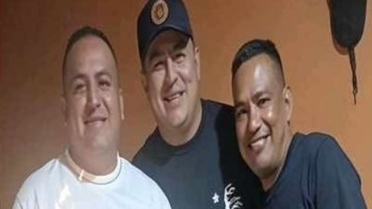 Los cuerpos de las tres víctimas fueron hallados en los municipios de Corinto y Miranda, donde las comunidades alertaron a las autoridades sobre el macabro hallazgo.