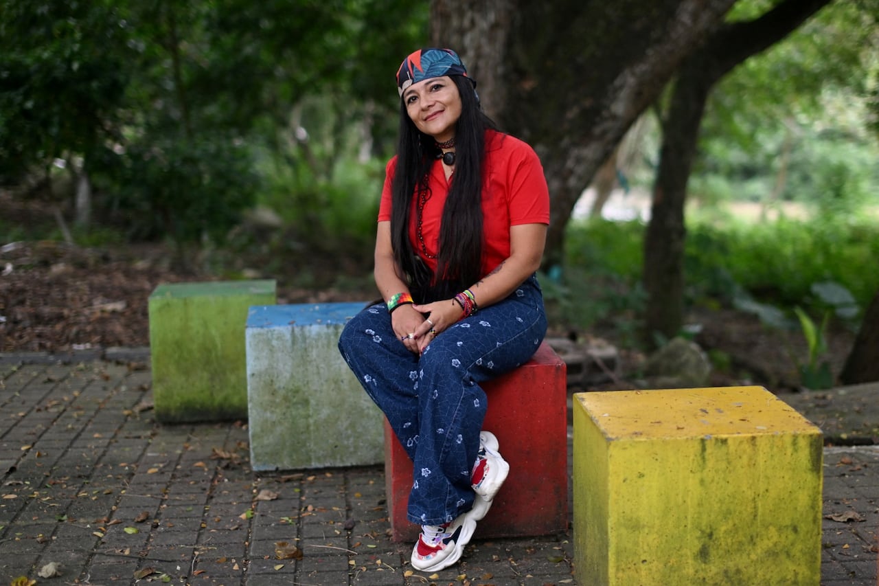 La exmiembro de las Fuerzas Armadas Revolucionarias de Colombia (FARC) Nidia Arcila, también conocida como "Casika", posa para una foto durante una entrevista con AFP en Neiva, departamento de Huila, Colombia, el 8 de mayo de 2026. Colombia se dirige a unas elecciones presidenciales dividida sobre cómo afrontar un conflicto armado resurgente, y quienes apoyaron la paz están en la línea de fuego. (Foto de Pablo VERA / AFP)