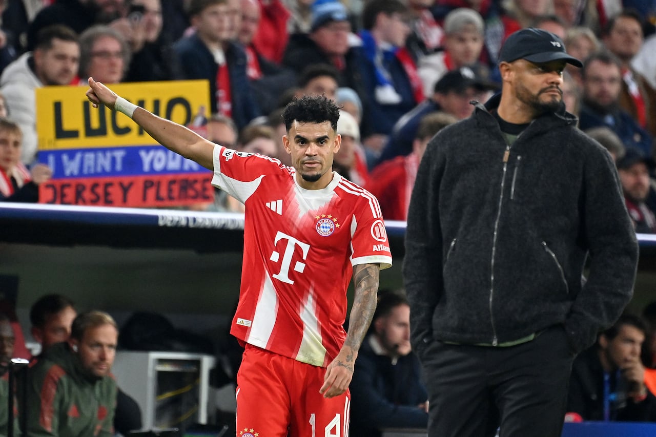 Luis DIAZ (FC Bayern Munich), coach Vincent KOMPANY (FC Bayern Munich). Football Champions League, 2025/26 season, league phase, FC Bayern Munich - Club Bruges 4-0, on October 22, 2025, ALLIANZARENA? (Photo by Frank Hoermann/SVEN SIMON / Sven Simon / dpa Picture-Alliance via AFP)