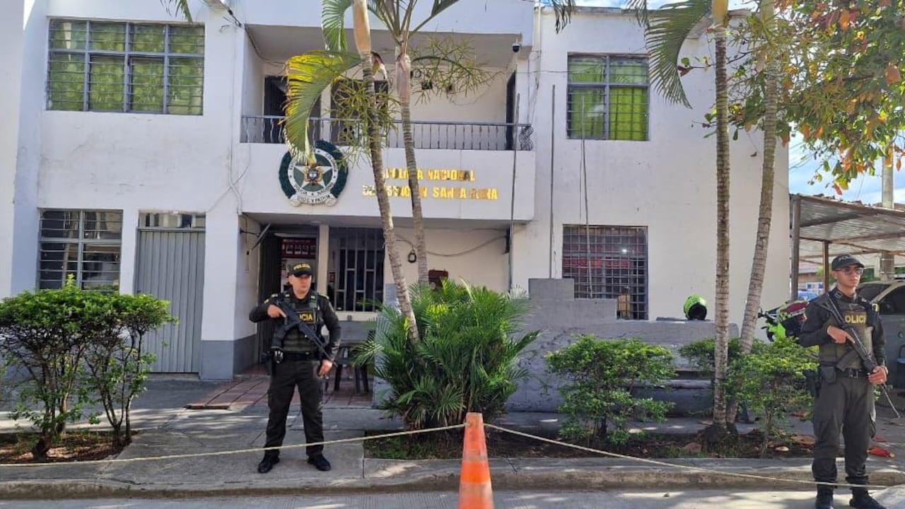 La Subestación de Policía Santa Helena fue atacada durante la madrugada de este jueves con un artefacto explosivo y posteriormente con disparos, según el reporte preliminar de las autoridades.