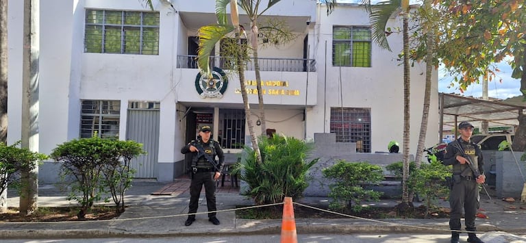 La Subestación de Policía Santa Helena fue atacada durante la madrugada de este jueves con un artefacto explosivo y posteriormente con disparos, según el reporte preliminar de las autoridades.