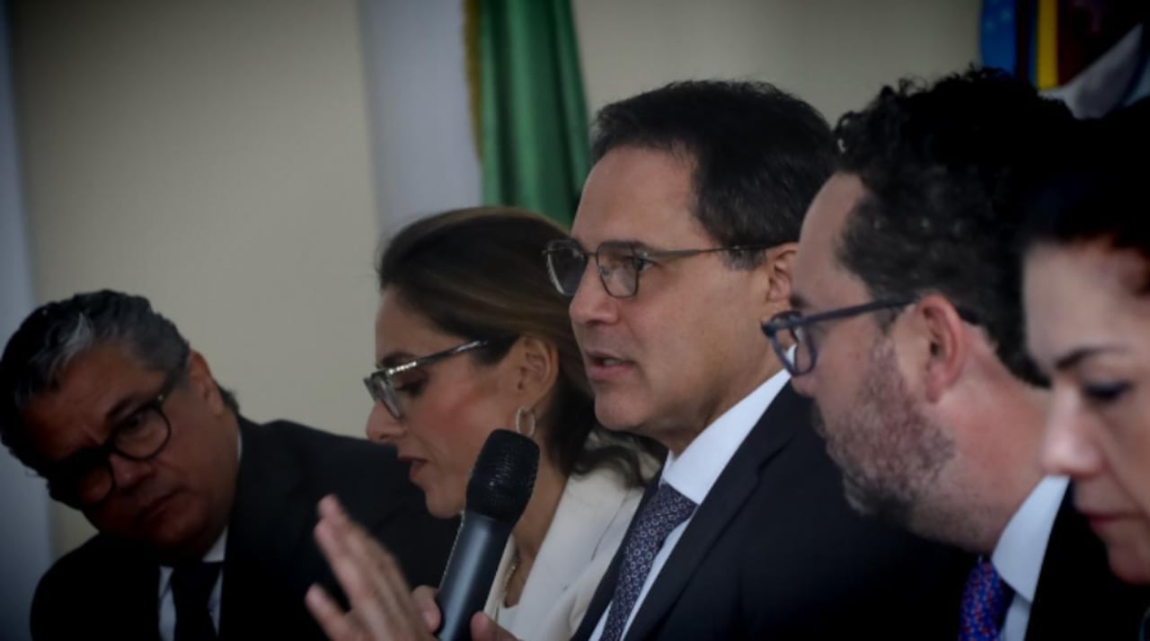 Presidente del Senado, Honorio Henríquez, junto al Consejo Gremial.