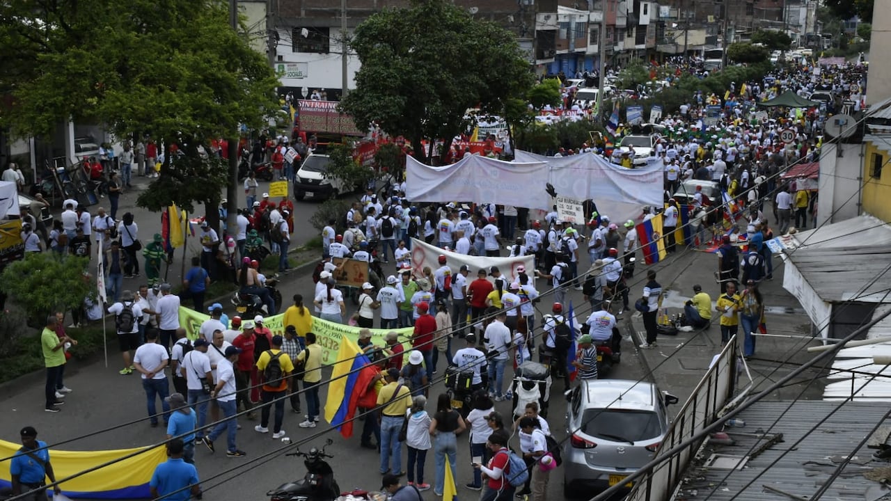 Cientos de personas han salido a las calles a manifestarse en favor del gobierno nacional y dar su apoyo a las reformas que se tramitan actualmente.