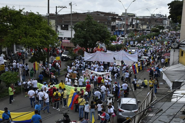 Cientos de personas han salido a las calles a manifestarse en favor del gobierno nacional y dar su apoyo a las reformas que se tramitan actualmente.