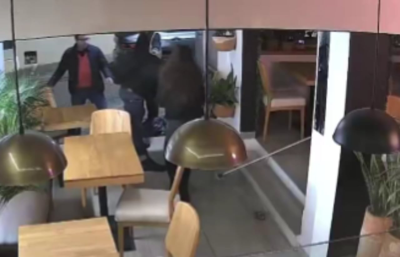 La agresión física solo se detuvo cuando transeúntes y clientes habituales se percataron de los gritos de auxilio y se acercaron al comercio para intervenir.