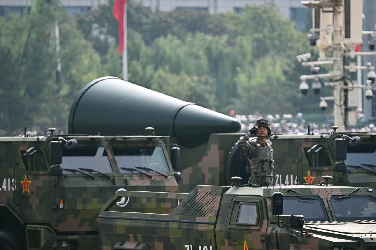 Una ojiva balística durante un desfile militar que conmemora el 80 aniversario de la victoria sobre Japón y el fin de la Segunda Guerra Mundial, en la Plaza de Tiananmen de Beijing el 3 de septiembre de 2025. (Foto de Pedro Pardo / AFP)