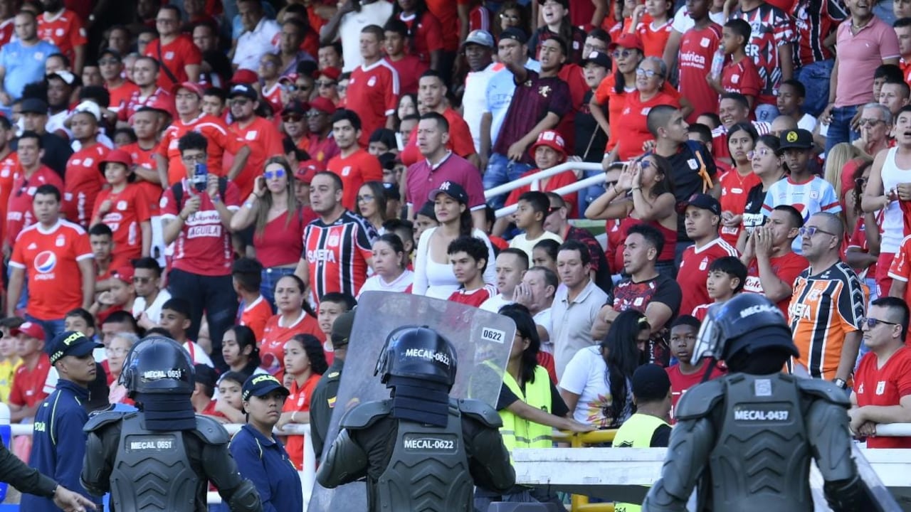 Hinchas del América de Cali protestas por el mal momento del equipo en el segundo semestre de la Liga 2025.