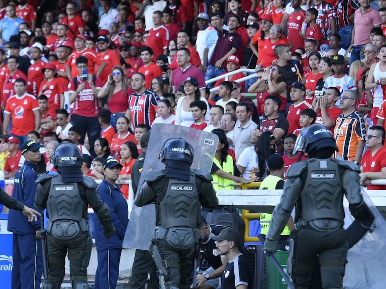 Hinchas del América de Cali protestas por el mal momento del equipo en el segundo semestre de la Liga 2025.