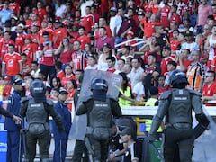 Hinchas del América de Cali protestas por el mal momento del equipo en el segundo semestre de la Liga 2025.