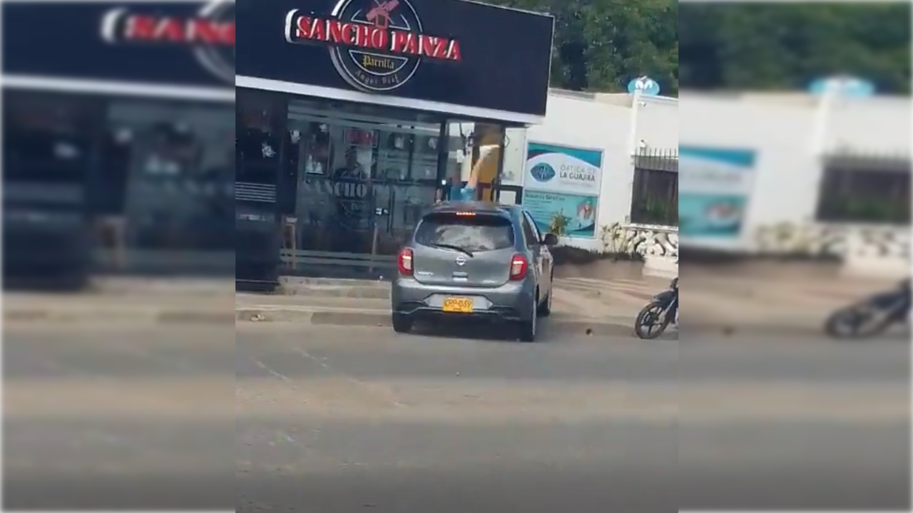 Este es el vehículo que embistió a un hombre que supuestamente reclamaba el pago de su liquidación frente al restaurante que laboró.