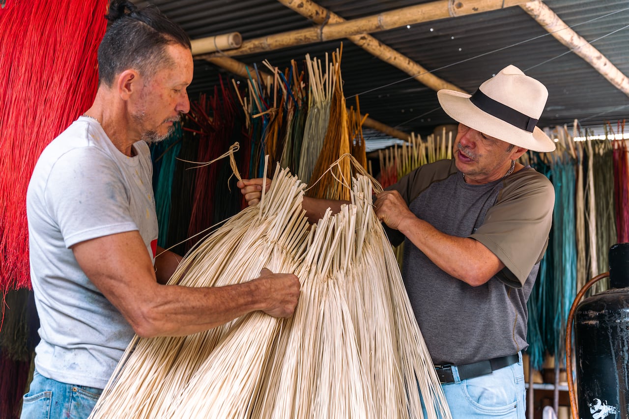 La Promotora de Comercio Social impulsa un modelo de financiación que facilita a los artesanos del Valle del Cauca y otras regiones acceder a capital de trabajo y comercializar sus productos en grandes superficies.
