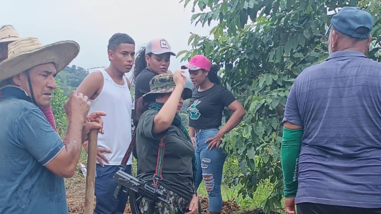 Esta cabecilla de las Farc, disidencias de las Farc obligaba a los campesinos del Cañón del Micay a trabajar en la edificación de la carretera que va de esta zona hacia el már pacífico.