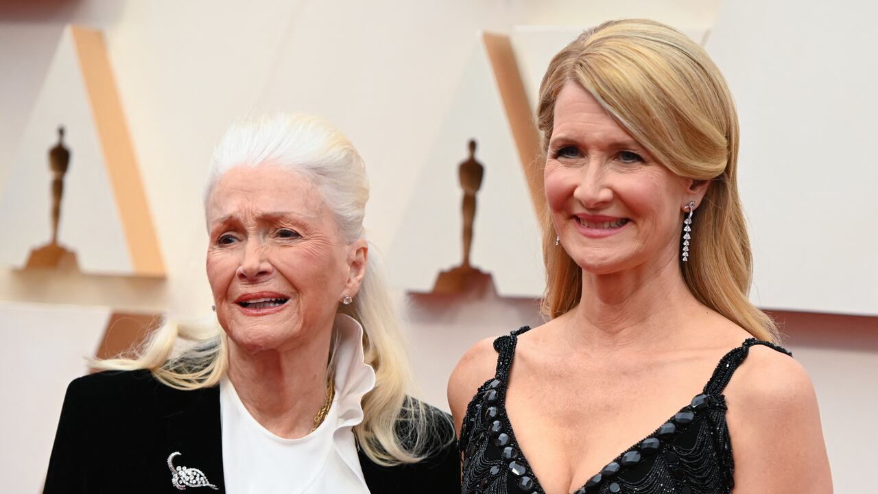 Diane Ladd (izq.) murió este lunes. Su hija, la también actriz Laura Dern (der.), dio la noticia.