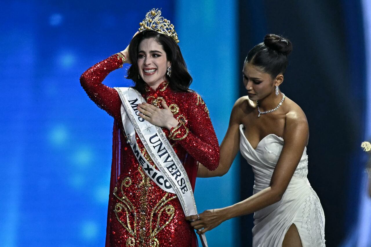 Miss Mexico Fatima Bosch (C) is crowned as she celebrates winning the 2025 Miss Universe pageant in Nonthaburi, north of Bangkok, on November 21, 2025. (Photo by Lillian SUWANRUMPHA / AFP)