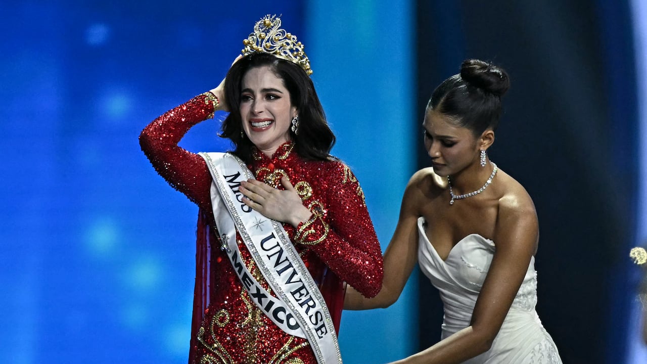 Miss Mexico Fatima Bosch (C) is crowned as she celebrates winning the 2025 Miss Universe pageant in Nonthaburi, north of Bangkok, on November 21, 2025. (Photo by Lillian SUWANRUMPHA / AFP)