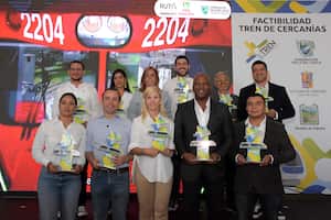 Entrega simbólica de la factibilidad del Tren de Cercanías. Presentes las gobernadoras (en ejercicio y electa), y los mandatarios (en ejercicio y electos) de Cali, Yumbo, Jamundí y Palmira.