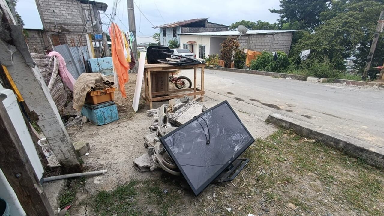 Los militares ecuatorianos están en las calles y diferentes puntos de la provincia más afectadas por los dos fuertes sismos, para ayudar de forma “directa a los ciudadanos afectados”, según el Ministerio de Defensa Nacional.